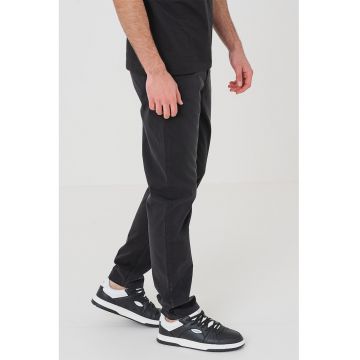 Pantaloni chino cu croiala conica