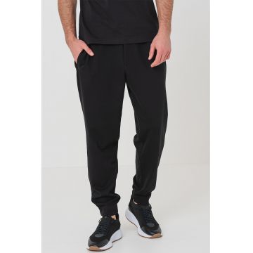 Pantaloni jogger cu croiala conica - snur si logo discret