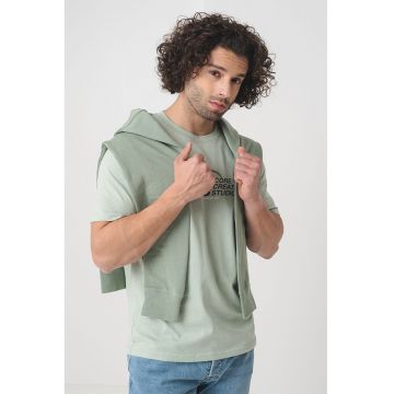 Tricou cu decolteu la baza gatului si imprimeu Tarmac