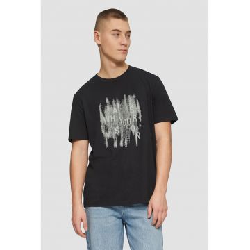 Tricou cu decolteu la baza gatului si model grafic