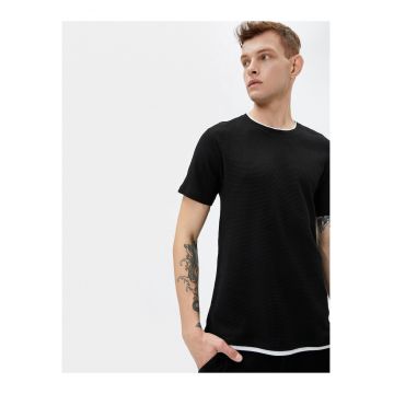 Tricou basic cu model texturat - decolteu la baza gatului si croiala slim-fit