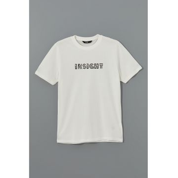 Tricou cu imprimeu text si decolteu la baza gatului