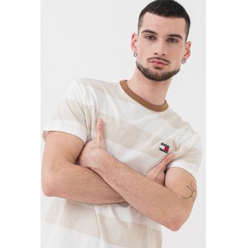 Tricou din bumbac cu model in dungi si aplicatie cu logo discret