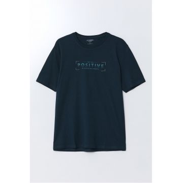 Tricou cu imprimeu text si decolteu la baza gatului